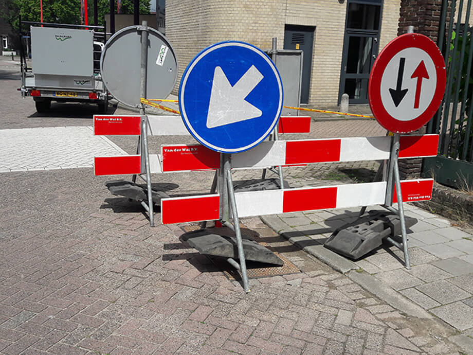Verkeersmaatregelen - van der wal afzettingen schade wegdek 920x690px