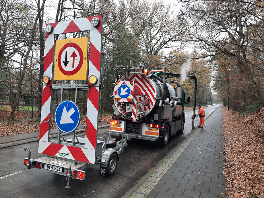 Kolken zuigen - van der wal bedrijfsafval kolken reinigen pijlwagen 920x690px
