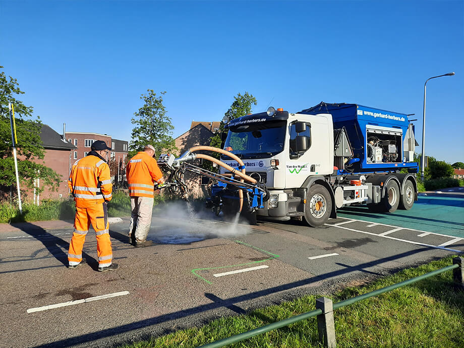 Scheuren vullen bitumen - van der wal repareren asfalt schade calamiteit 920x690px