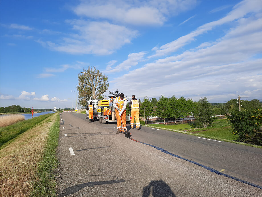Scheuren vullen bitumen - van der wal wegdek reparatie bitumen 920x690px
